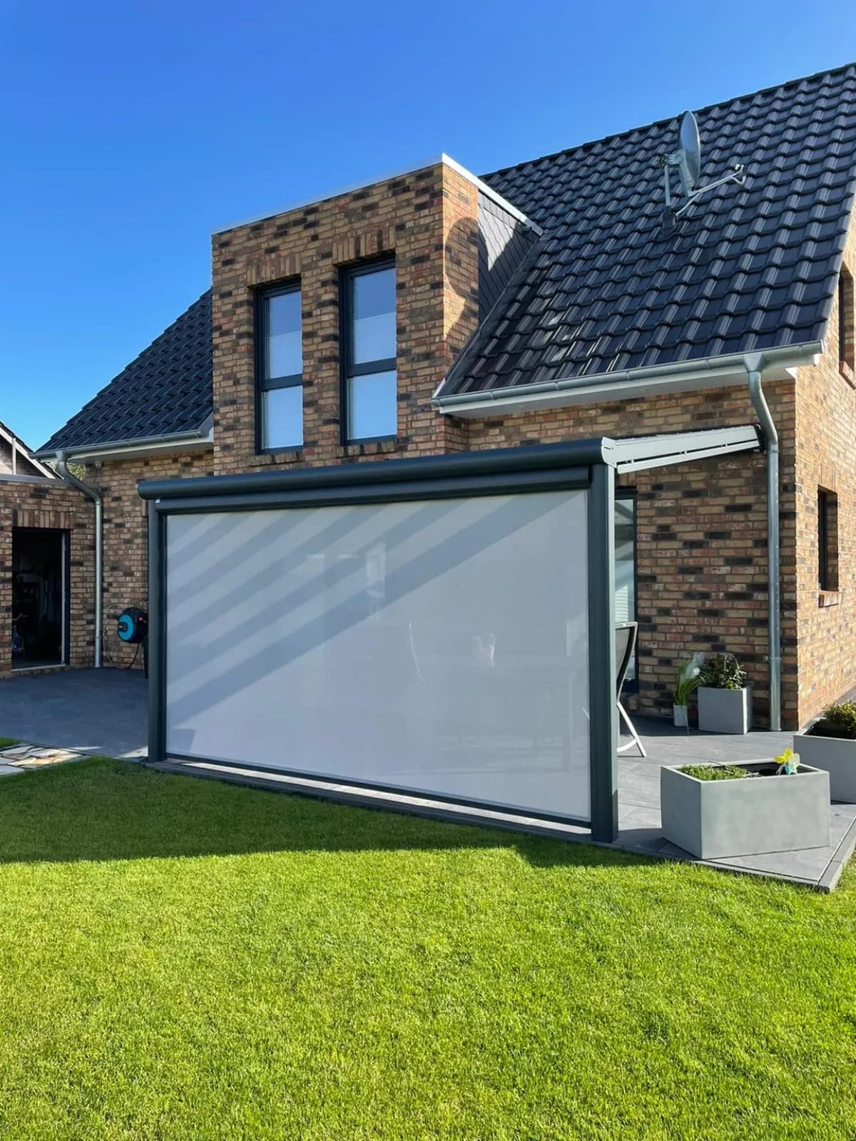 Pergola mit Zip-Screen in Anthrazit