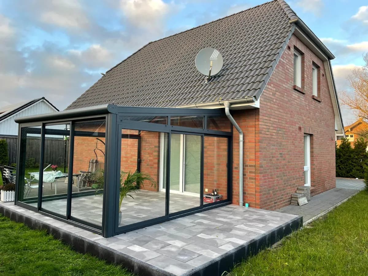 Geschlossene Glasüberdachung am Klinkerbau